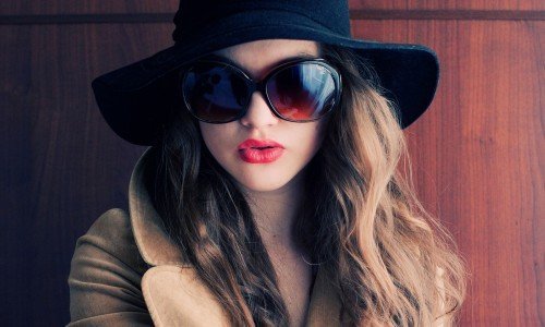 The Neatly Wigs of the Bangs Create a Charming Model